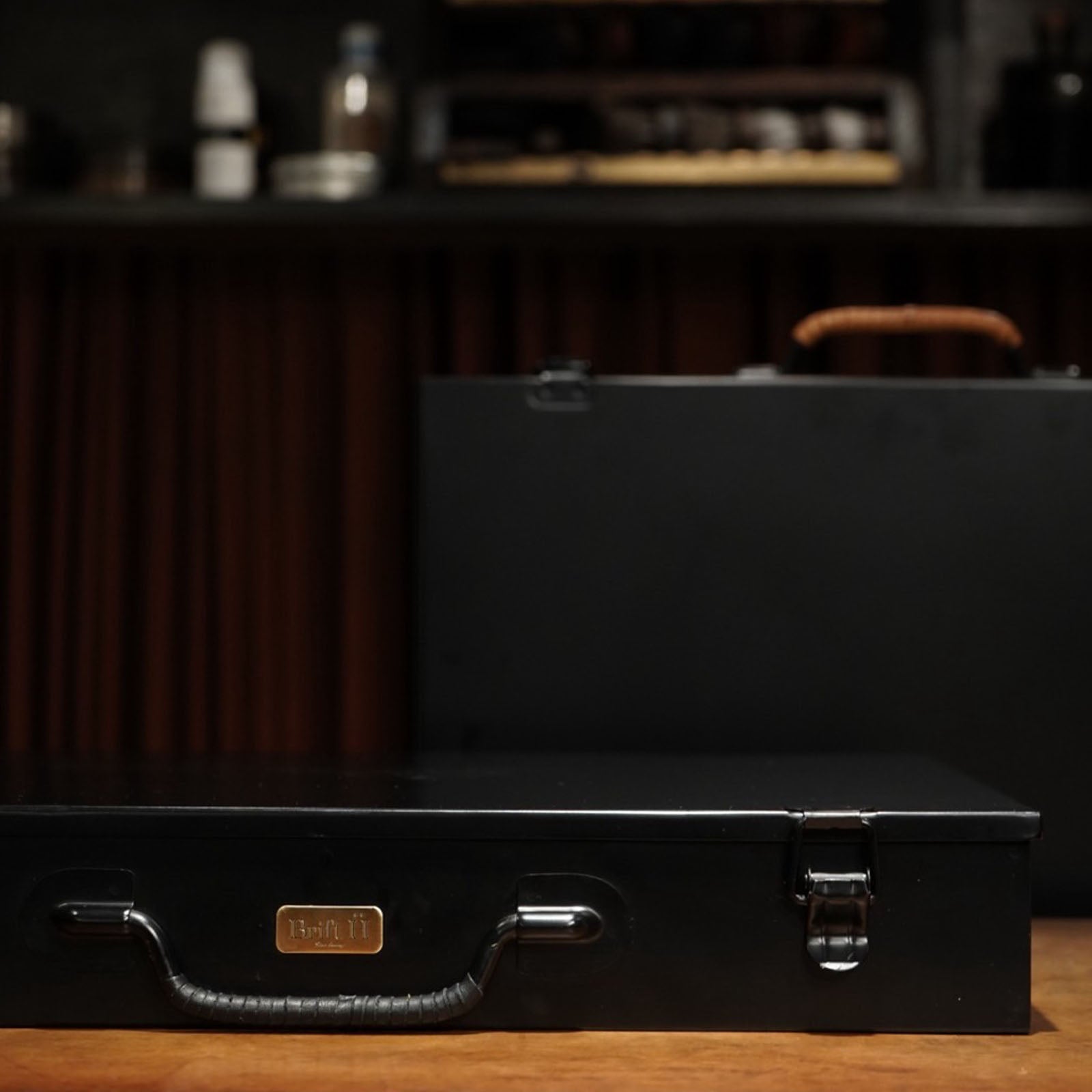 THE ATTACHÉ CASE – Brift H